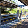 相鉄いずみ野線弥生台駅で10月27日から実証試験が始まった昇降バー式ホーム柵。写真は閉じた状態