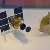 NEXTAR 300Lを採用したASNARO衛星の模型。地球観測衛星では、光学センサーを搭載したASNARO-1（左）が2014年打ち上げ予定。同じ型の衛星バスに合成開口レーダー（右）を搭載すれば、種類の違う地球観測衛星が短期間で開発できる。