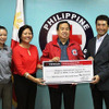 フィリピン赤十字社のリチャード・ゴードン会長（写真中央）と結城正博YTPI副社長兼YTSP社長（右）