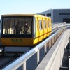 成田空港第2ターミナルビルのシャトルシステム。空気で車体を浮上させてワイヤーロープでけん引し、地上側のモーターで動かす。