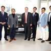 会場を訪れたトヨタ自動車社長 豊田章男氏とともに記念写真に収まる大使館公使カート・トン氏をはじめ出展社代表