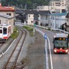 JR東日本のBRT（右）も利用できるが、三陸鉄道（左）などJR以外の鉄道路線は原則として利用できない。