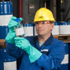商業規模で初めて再生可能原料から製造された1,4-ブタンジオール（BDO）を検査するBASFの従業員