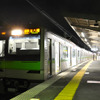 深夜の高尾山口駅に停車する都営新宿線本八幡行き電車。終夜運転では本八幡発の「迎光号」も運転される
