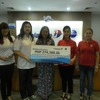 フィリピンの赤十字に寄付を行うマレーシア航空のスタッフ
