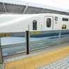 JR東海は『のぞみ』停車駅を対象に可動柵の設置を進めている。写真は新大阪駅27番線の可動柵。