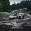 ニュルブルクリンク北コースを走行するマクラーレン P1