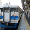 富山駅で発車を待つ北陸本線の普通列車。同線の直江津～金沢間は、えちごトキめき鉄道・あいの風とやま鉄道・IRいしかわ鉄道3社が経営を引き継ぐ。