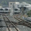 早雲の里荏原駅のホームから車両基地の井原コントロールセンターを望む。2014年1月11日に開業15周年を迎える。