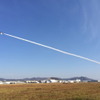 iPhone5sでブルーインパルスの展示飛行を撮影した。スモークによる航跡をメインにするのであれば、スマートフォンでも立派にその役目を果たす。