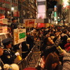 規制線が破られ、群衆が交差点になだれ込んだ（2013年1月1日・渋谷区渋谷駅前交差点）