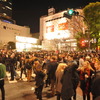 規制線が破られ、群衆が交差点になだれ込んだ（2013年1月1日・渋谷区渋谷駅前交差点）
