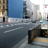 東京メトロ銀座線京橋駅の入口がある中央通り。東京駅を従来の西之島とするなら、新しい島は京橋駅付近に出現したことになる。