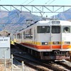 「パノラマエクスプレスアルプス」時代の塗装に戻された2000形2002号編成。2月9日限りで運転を終了する。