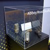 会場に展示されたアビーロードスタジオをイメージさせるマイクロフォン