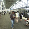 新八代駅の新幹線ホーム（2004年3月）。『リレーつばめ』（右）も新幹線ホームに乗り入れて、同じホームで新幹線『つばめ』（左）に乗り換えできるようにしていた。今回の『リレーつばめ』ツアーでは同一ホーム乗り換えは再現しない。