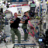 SPHERES-VERTIGO実験を行う若田宇宙飛行士とリチャード・マストラキオ宇宙飛行士（出典：JAXA/NASA）