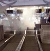 チェックインカウンターでかばん炎上　バンコク空港