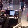 チェックインカウンターでかばん炎上　バンコク空港