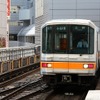 銀座線渋谷駅ホームの奥にある引上線から姿を現した01系非暖房車の第18編成。車内温度の低下を防ぐため、非暖房車は可能な限り地上部に留置しないようにしているという。