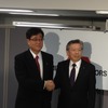 三菱自動車の益子修社長(左)と次期社長の相川哲郎常務