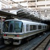 JR西日本は2月17～21日の朝ラッシュ時に3ドア車を集中運用する。写真は3ドア車の221系。