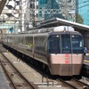 伊勢原駅に臨時停車する特急ロマンスカーのうち『はこね28号』は写真の30000形「EXE」で運転される予定。