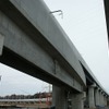 車庫線の高架橋が、つくばエクスプレス下り線の高架橋をくぐって車両基地に延びている部分。車庫線は現在単線だが、2017年度から複線化される。