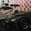 2013年8月、鈴鹿1000kmのレースウイークにお披露目された、2014年型GT500仕様GT-R（手前）。