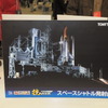 彩色済みスペースシャトルとLC-39A発射台、1/700ジオラマキットを展示