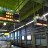 東急武蔵小杉駅1・2番線ホームの発車案内表示器（2月15日17時10分）。目黒線（左）は「当駅止り」の表示で、東横線（右）は表示を停止していた。