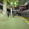東急武蔵小杉駅の3・4番線ホーム（2月15日19時）。ちょうどこの頃に渋谷～武蔵小杉間の運転が再開され、東横線の4番線から回送列車（左）が渋谷方面に向け出発した。