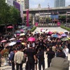 ウォラウィット社長の辞任を要求するＧＳＢの行員（１８日）