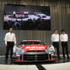 NISMOチームの「NISSAN GT-R NISMO GT500」と、NISMOの首脳たち。