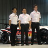 GT300に参戦するオルドネス（右）と星野一樹（左）。中央は長谷見昌弘監督。