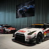 オルドネスと星野一樹のGT300参戦車「B-MAX NDDP GT-R」。奥は新GT500仕様GT-R。