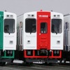 由利高原鉄道が導入を進めているYR-3000形の模型。青を基調にデザインしたYR-3003（右）は3月から運行を開始する。