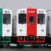 由利高原鉄道が導入を進めているYR-3000形の模型。青を基調にデザインしたYR-3003(右)は3月から運行を開始する。
