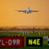 ヒースロー空港を飛び立つ旅客機