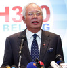 会見で記者団の質問に答えるマレーシアのナジブ首相