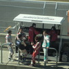 談笑するレクサスのドライバーたち。赤いレーシングスーツが今回トップタイムの平手。