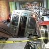 米シカゴの駅で起きた脱線事故。先頭車両がエスカレーターに乗り上げ（『NBCニュース』映像）