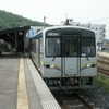 井原鉄道は4月1日から、平日の昼間などに全線が乗り放題となる「昼割おでかけパス」を発売する。写真は神辺駅で発車を待つ井原鉄道の列車