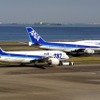 ジャンボ国内線ラストフライト、羽田着。787との並び