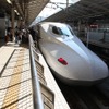 東京駅で発車を待つN700系。本年度もN700Aの投入とN700系の改造工事を推進する。