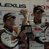GT300優勝の片岡（左）と谷口。