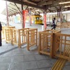 このほど「木質化」が図られた、出雲大社前駅の改札口。島根県産木材を使用している。
