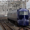 特急ラピートの専用車として運用されている50000系。6両編成1本が運行開始20周年記念と「ガンダムUC」タイアップにより車体塗装が赤色に変更される。