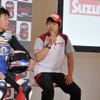 F.C.C. TSR Hondaの秋吉耕佑選手（左）とMuSASHi RT HARC-PRO.の高橋巧選手