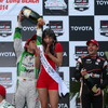 3位を喜ぶムニョス。右は2位のパワー。写真：INDYCAR